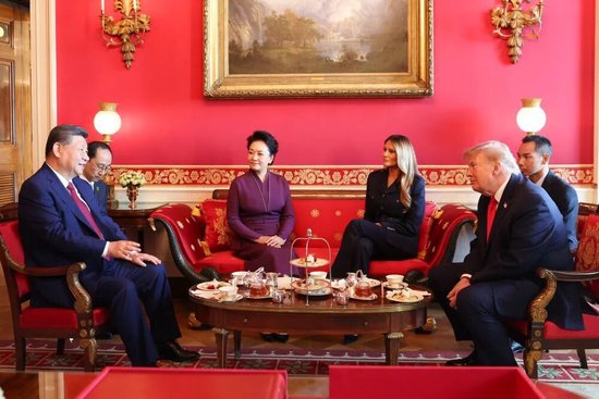 习近平和彭丽媛同特朗普夫妇茶叙	，高清大图来了！