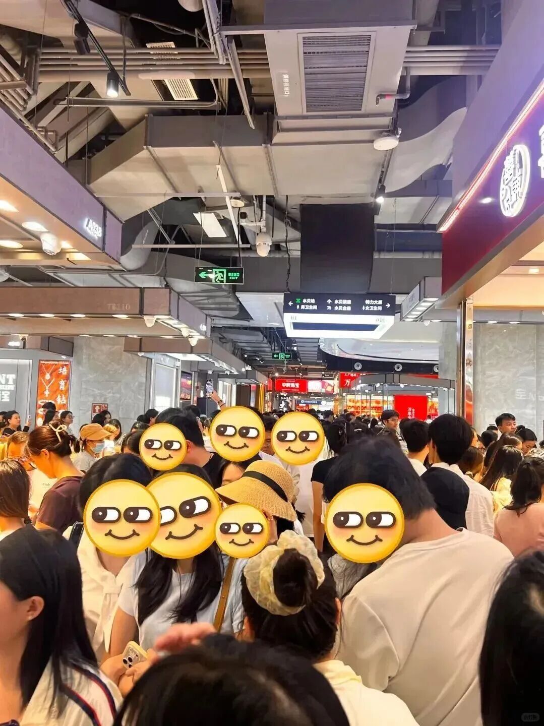 金饰克价1个月跌100元，深圳水贝被挤爆，网友：比菜市场人还多