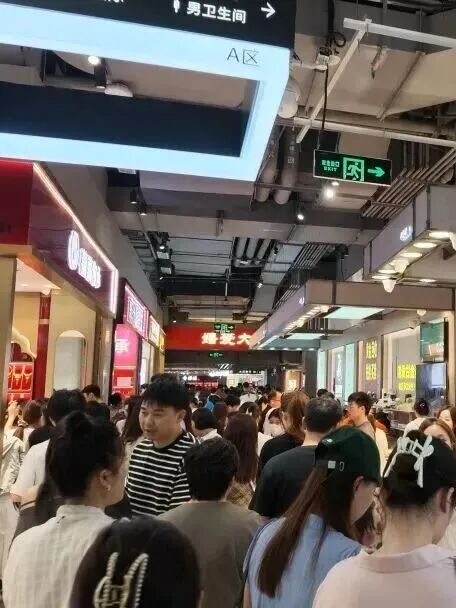 金饰克价1个月跌100元，深圳水贝被挤爆	，网友：比菜市场人还多